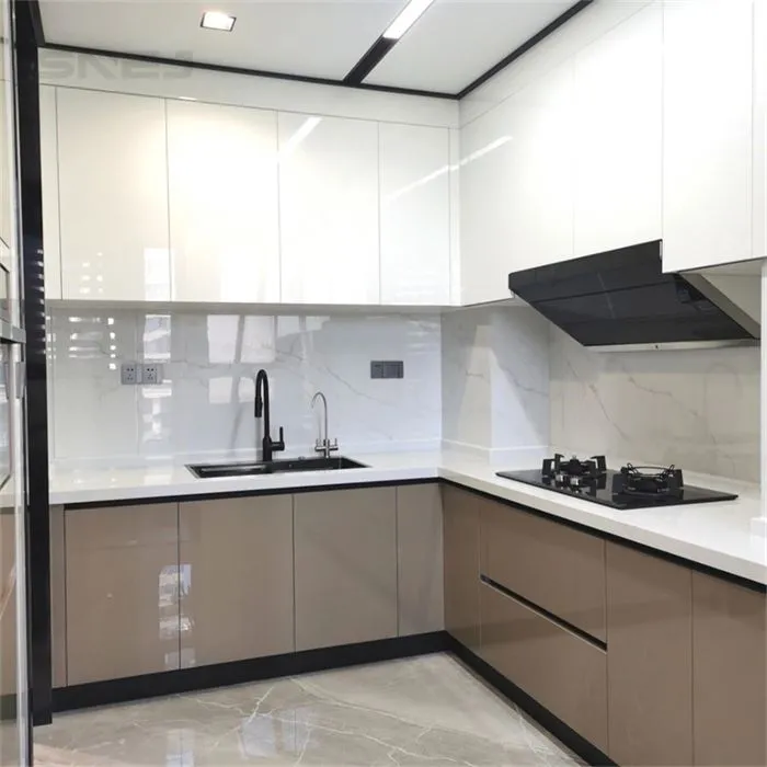 Moderné lesklé kuchynské skrinky